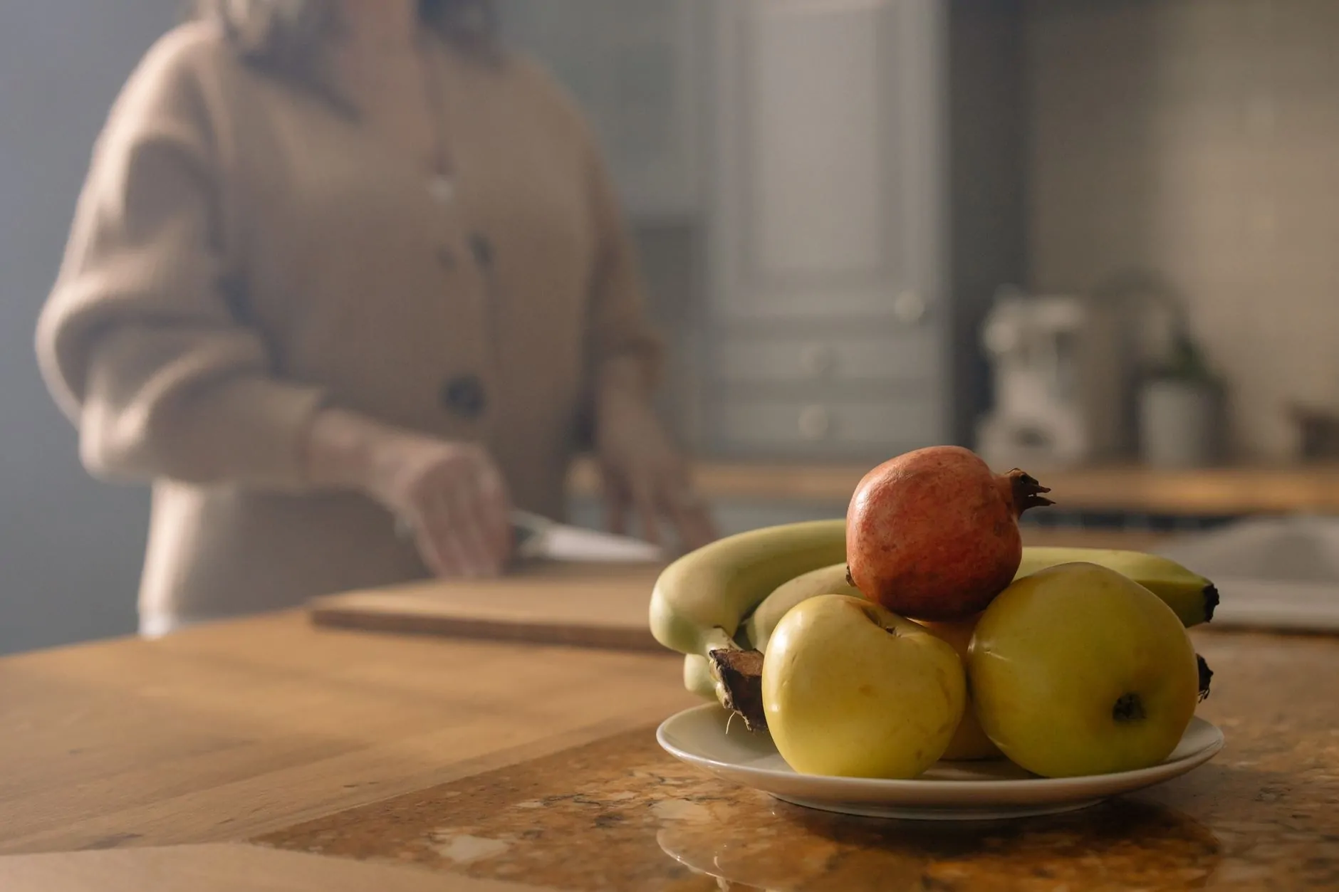Simple fruit bowl arrangement with open counter space