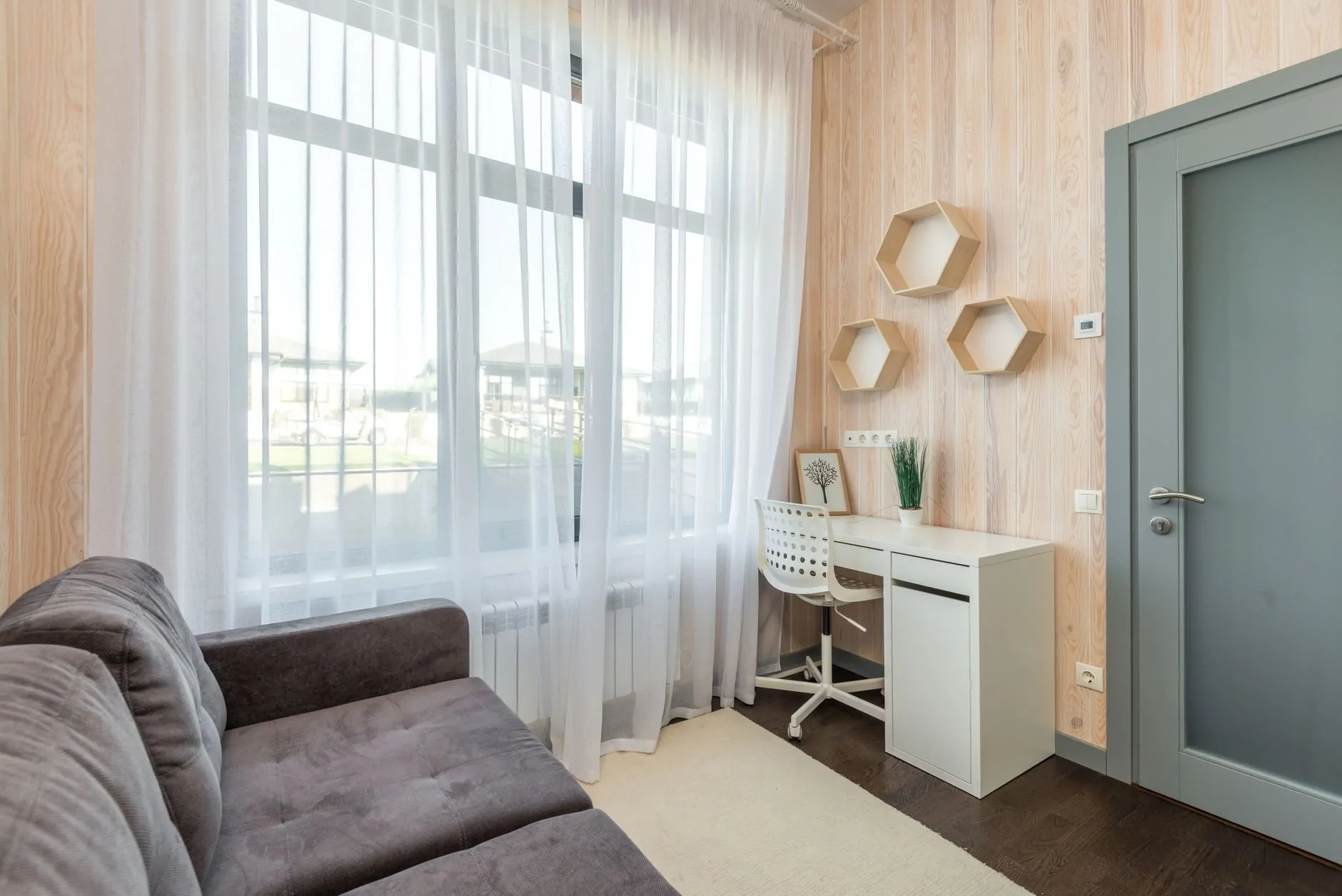 Flexible room with a sofa bed and a separate work desk
