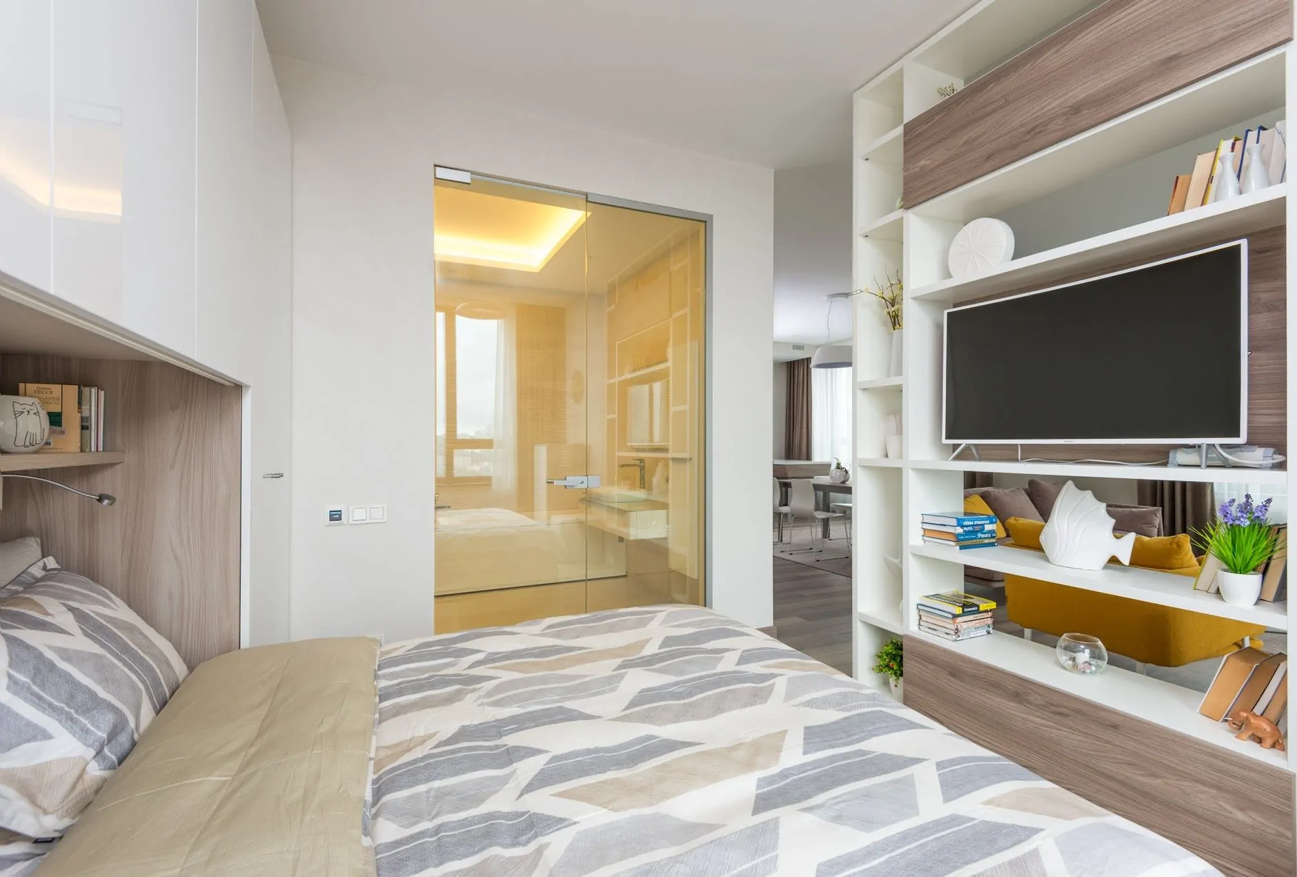 Coherent apartment layout with an unconventional room arrangement