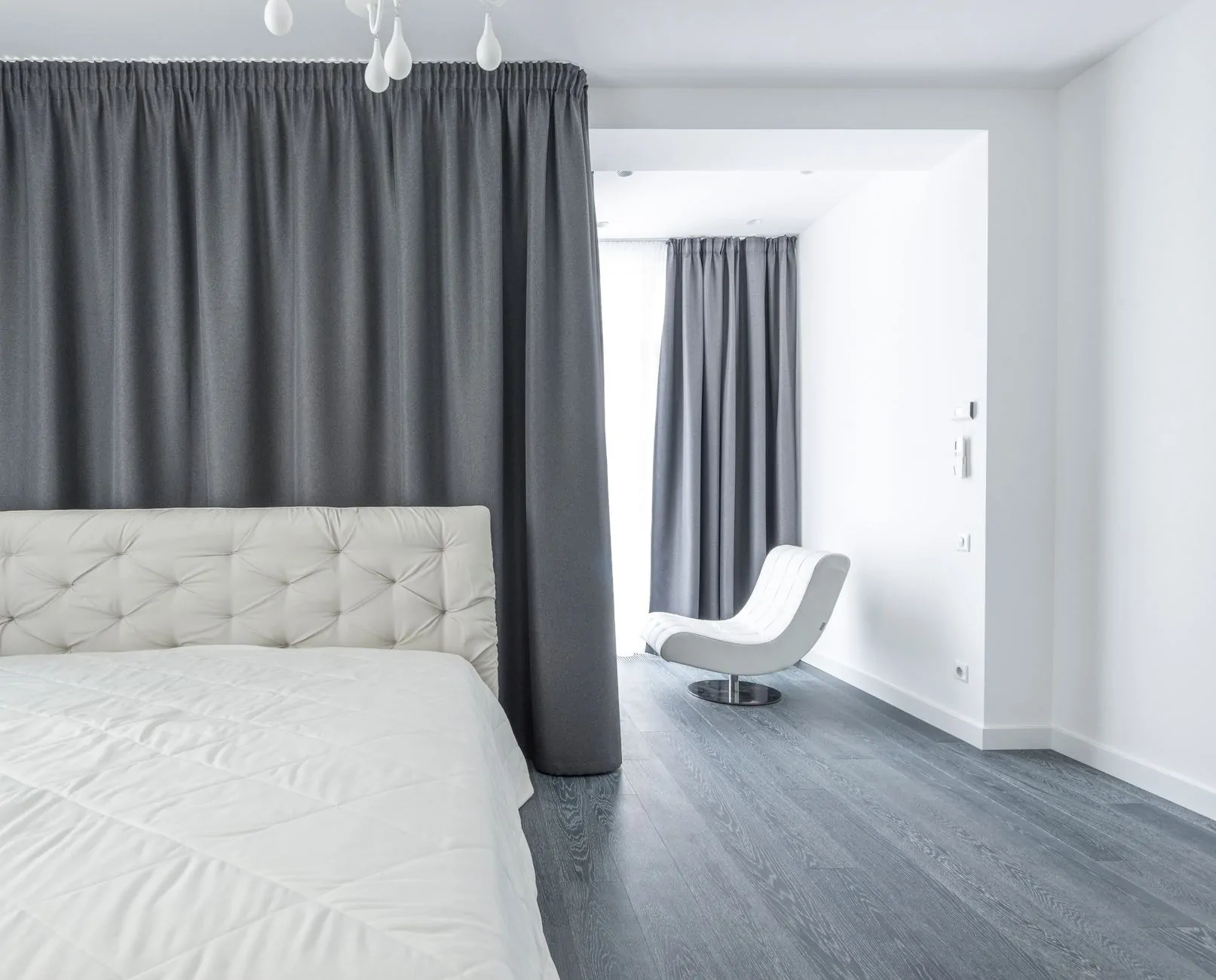 Apartment interior arranged around daylight and circulation